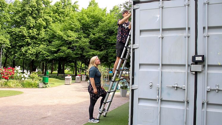 Ågot Watne, IVL och Jonathan Westerlund, miljöförvaltningen i Göteborgs Stad sätter upp sensorer i Kungsparken. Foto: Karin Weijdegård