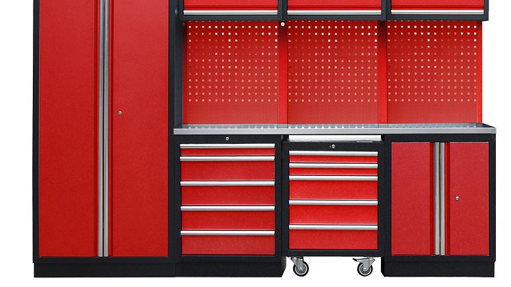 Den nya rödsvarta garageinredningen från Verktygsboden har flera smarta förvaringslösningar, som till exempel en integrerad verktygsvagn på hjul. 