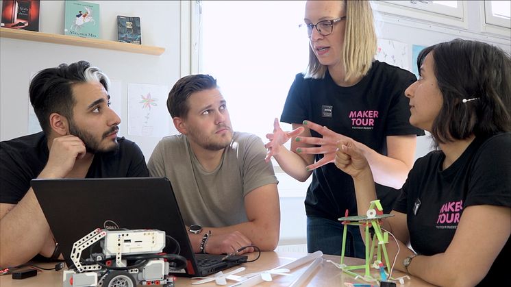 Tekniska museets pedagoger lär ut, inspirerar och stärker den digitala kompetensen hos elever och lärare genom Maker Tour - programmering i skolan.