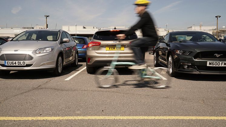 ​Nya Ford Focus har bland annat utrustats med radarsensorer som gör det ännu lättare att backa. Om föraren inte reagerar på varningarna kommer bilen själv att bromsa och stanna, för att minimera risken för en olycka.