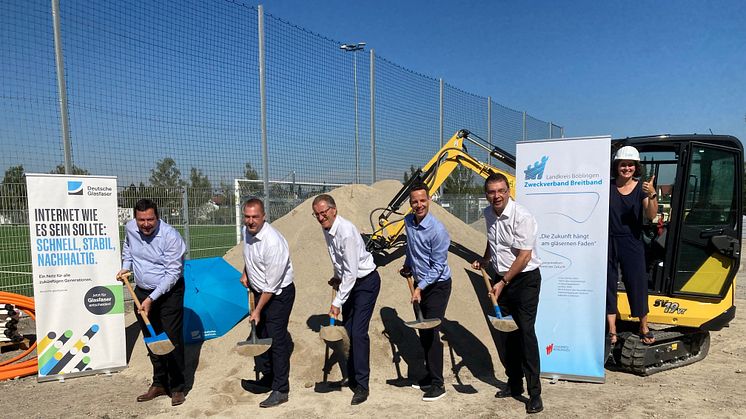  vlnr: Thomas Riesch, Bürgermeister von Gärtringen; Torsten Widmann, Ortsvorsteher von Rohrau; Landrat Roland Bernhard, Marius Dallmann von DG, Hans-Jürgen Bahde von der GRS, Anja Genetsch von der DG beim Spatenstich in Rohrau.