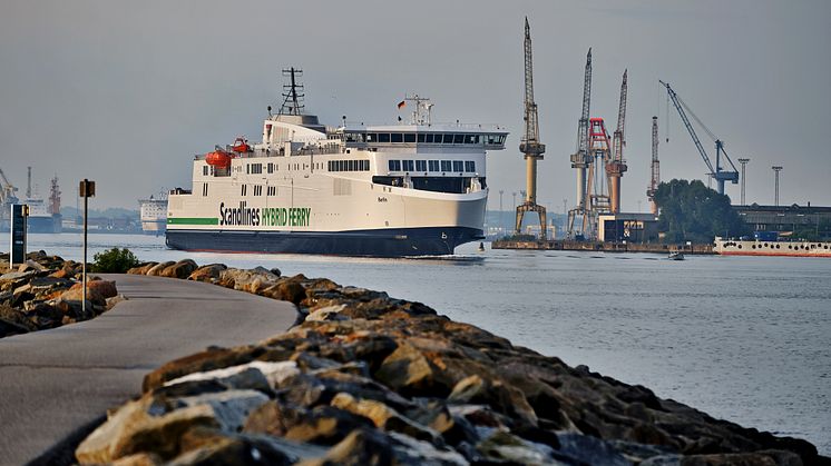 Jungfernfahrt von Scandlines' neuer Hybridfähre "Berlin" am 23. Mai 2016