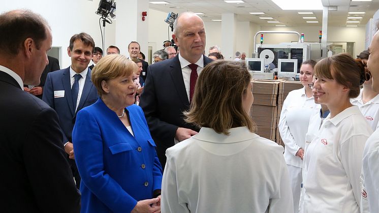 Merkel mit Takeda-Auzubildenten