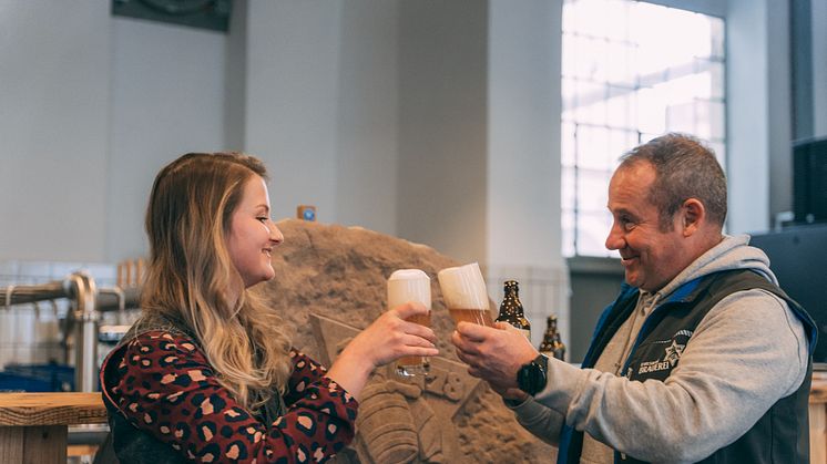 Die Karlsberg Brauer genießen die saisonale Bierspezialität Helles Weizenbock.