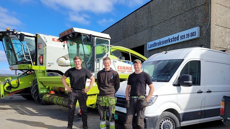 Sondre Jerpstad (t.h.) flankert av Vegard Jermstad og Magnus Derås (t.v.), foran verkstedet på Korsen i Namdalseid.