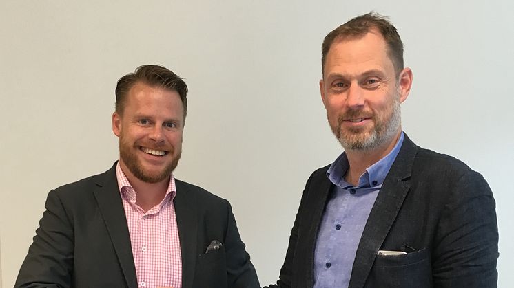 Magnus Hedlund, vd Accountor, och Johan Möller, vd Svensk Markservice, tar i hand efter att avtalet är underskrivet.  