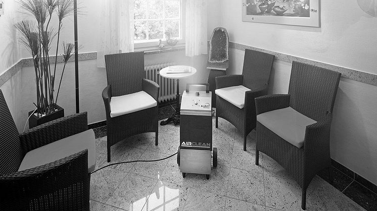 Unbedenkliche Raumdesinfektion per Feinnebel im Arzt-Wartezimmer mit AnoKath® Medical. Bild: Armin Amberg