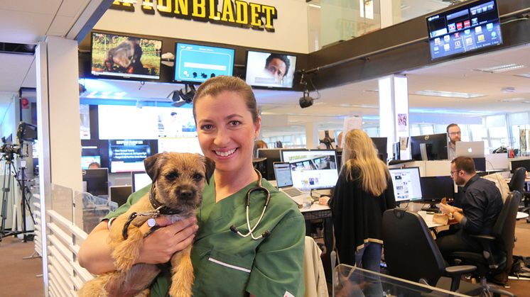 Veterinär Marie Jury  från Väsby Djursjukhus tillsammans med hunden Bettan. 