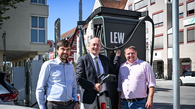 Manuel Holzmann, Asset Manager E-Mobility bei LEW, Franz Feigl, Erster Bürgermeister der Stadt Königsbrunn und LEW-Kommunalbetreuer Michael Smischek (v.l.n.r.) stellen die neue DC-Schnelladesäule in Königsbrunn vor.