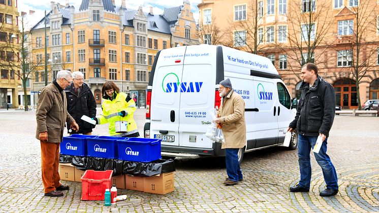 Dags att rensa ut! Kom med dina gamla batterier, mobiler, lampor, lysrör, leksaker, nagellack och färg. Allt detta och mer kan du lämna kostnadsfritt till Farligt Avfall-bilen.