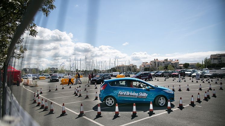 BLI EN TRYGGERE SJÅFØR: Rallycross-esset Andreas Bakkerud anbefaler alle unge sjåfører til å ta kurset. De som gjennomfører vil også få tilbud om billigere forsikring og et spesialtilbud på ny bil.