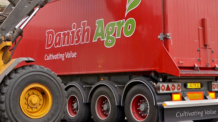 Korn læsses i Danish Agro-lastbil