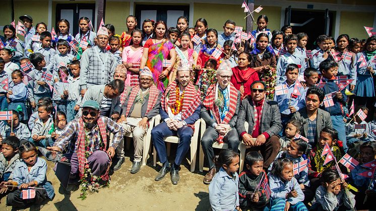 Folkemengde foran skolen - Utviklingsminister Nikolai Astrup åpnet Shree Devitar Basic School i Dolakha i Nepal