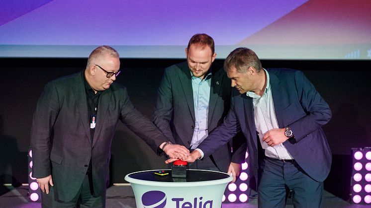 Ivar Halstvedt fra ODEON Kino AS, samferdselsmininister Jon Georg Dale og Telia Norges Abraham Foss teller ned til premieren på Norges første 5G-kino.