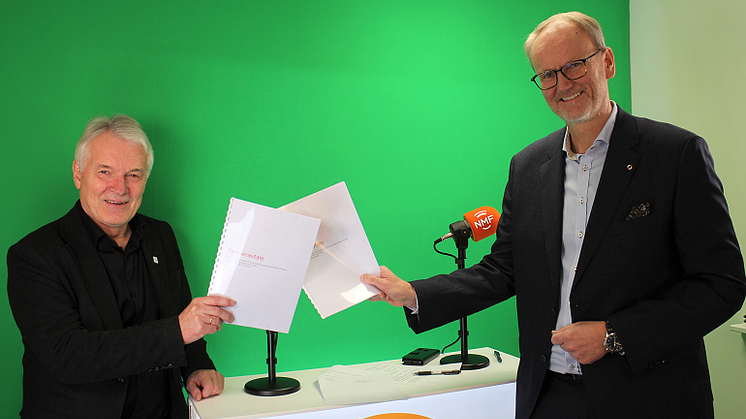 NMFs generalsekretær Karl Ole Midtbø (t.v) og norgessjef for Tryg forsikring, Espen Opedal har signert en samarbeidsavtale for fem nye år.
