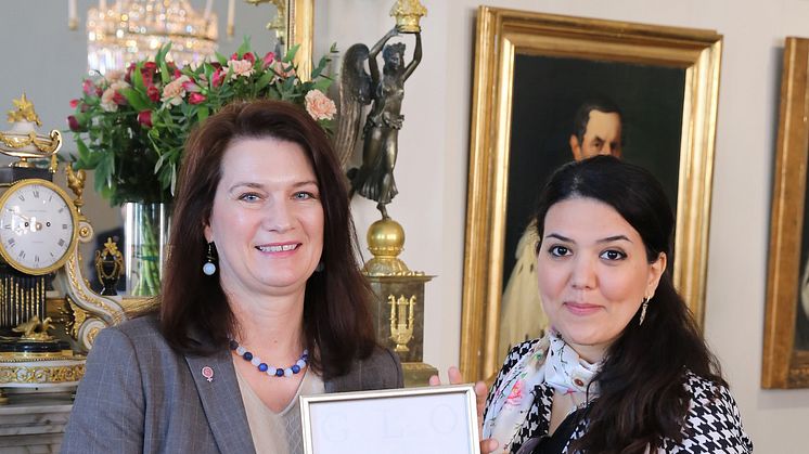 Ann Linde, EU- och handelsminister, deltog under ceremonin och här diplomerar hon Paria Karimi Neghlani.