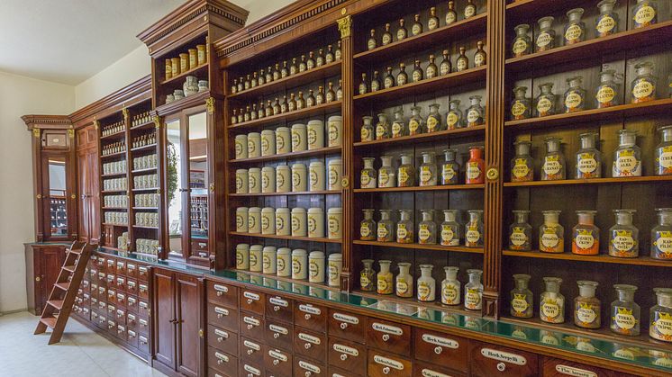 "Der Apotheker im Wandel der Zeit" ist der Name einer aktuellen Ausstellung im Brandenburgischen Apothekermuseum Cottbus. Sie erinnert daran, das auch Fontane Apotheker war. Foto:  TMB-Fotoarchiv/Steffen Lehmann. 