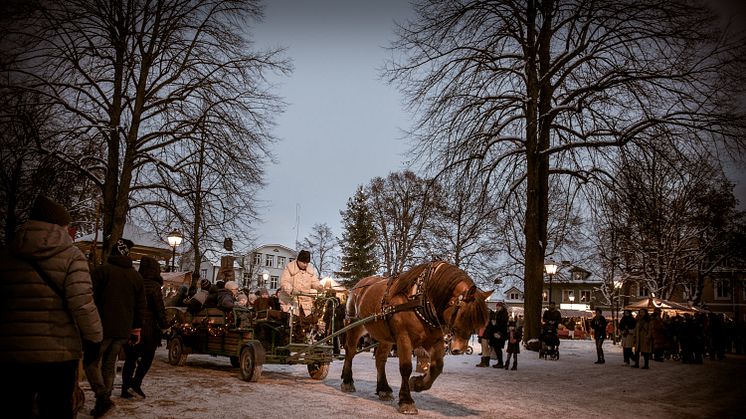 Häst och vagn är ett återkommande inslag på Säters julmarknad