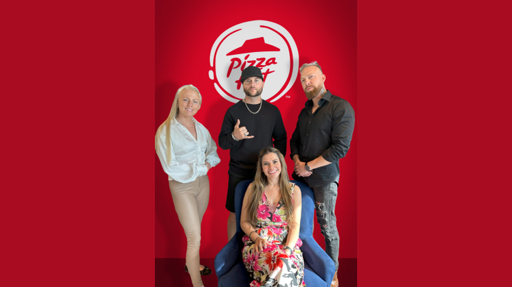 Smash Into Pieces är varumärkesambassadörerna för Pizza Hut Sverige | På bilden Lisa Stålstierna, Chris Adam Hedman Sörbye, Andrea Lindgren, Benjamin Jennebo