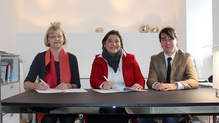 Bürgermeisterin Felicitas Betz (M.) und Ursula Jekelius (l.), Leiterin für Kommunen und Kooperationen in Oberbayern beim Bayernwerk, unterzeichnen im Beisein von Bayernwerk-Kommunalbetreuer Stefan Drexl (r.) den Konzessionsvertrag.