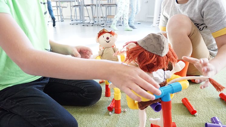 Vi öppnar försiktigt upp verksamheter som haft stängt under coronaepidemin. Barn i allmän förskola kan åter igen nyttja sin plats i förskolan, öppna förskolan ordnar utomhusaktivitet på prov, Kulturskolan startar upp viss verksamhet.