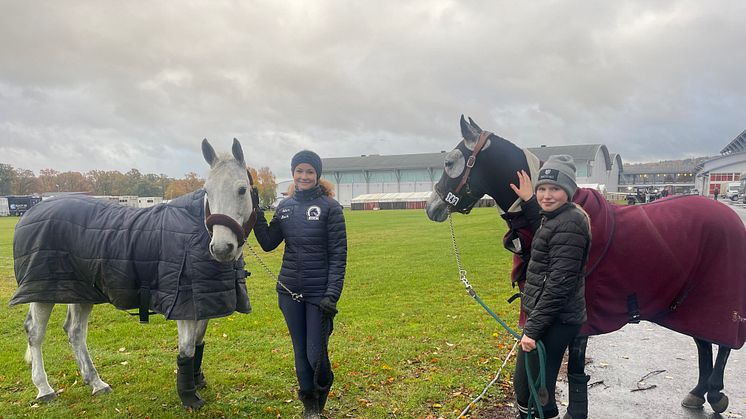 Alice Bock tillsammans med ponnyn Miss Squire och den nyfunna vännen Lea Wisén tillsammans med sin ponny Galway Boy VII
