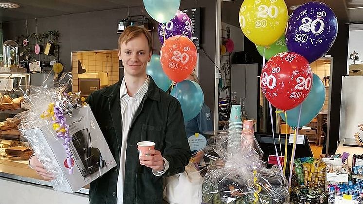 Filosofistuderande Olle Bild köpte den 20 miljonte koppen ekologiskt och Fairtrade-märkt kaffe hos Högskolerestauranger. (Foto: Högskolerestauranger)