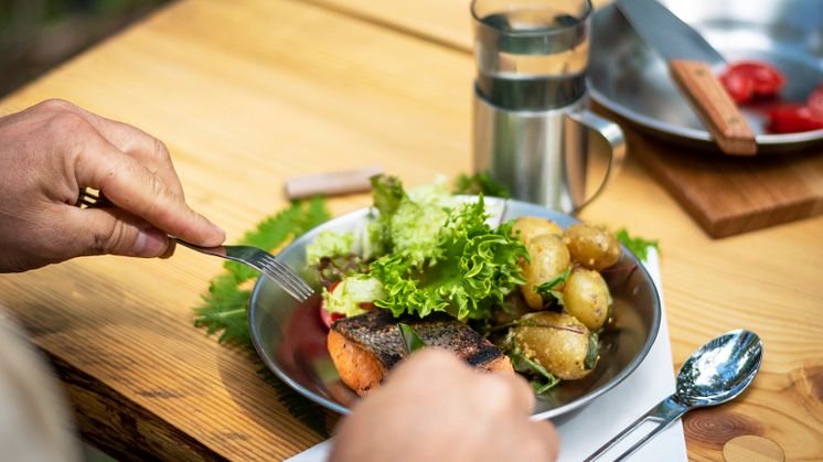 Boka bord på fjället och laga din egen lunch utomhus