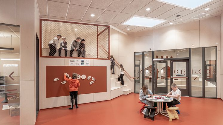 Nye Bokn skole legger til rette for sambruk, variasjon i størrelse og type rom, læring i aldersblanda grupper, samt opplæring i henhold til den nye læreplanen. Foto: Hundven-Clements Photography/ LINK Arkitektur