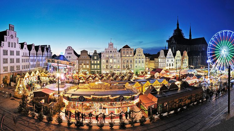 Rostock_Weihnachtsmarkt_auf_dem_Neuen_Markt,_Abendlicht