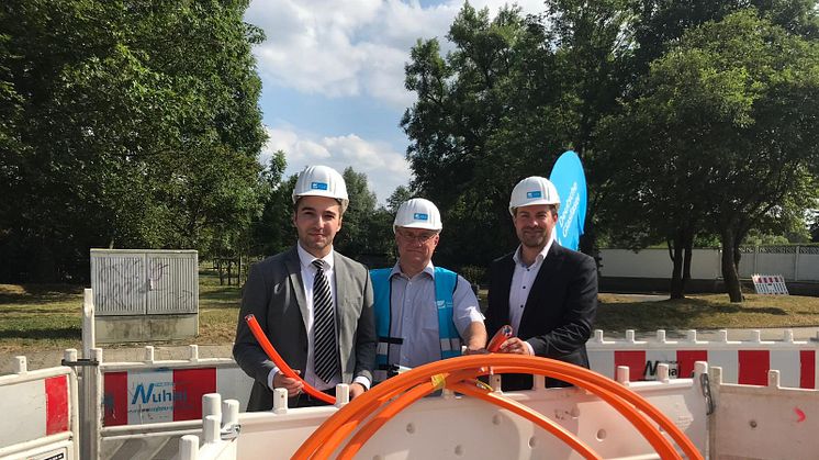 Spatenstich zum Glasfaserausbau (von rechts): Sandro Zehner (Bürgermeister Taunusstein), Michael Meixelsberger (Bauleiter Deutsche Glasfaser), Alexander Stange (Geschäftskundenberater Deutsche Glasfaser). (DG)