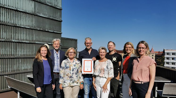 Delar av Malmö Citysamverkans styrelse visar stolt upp sitt nya Quality Mark.