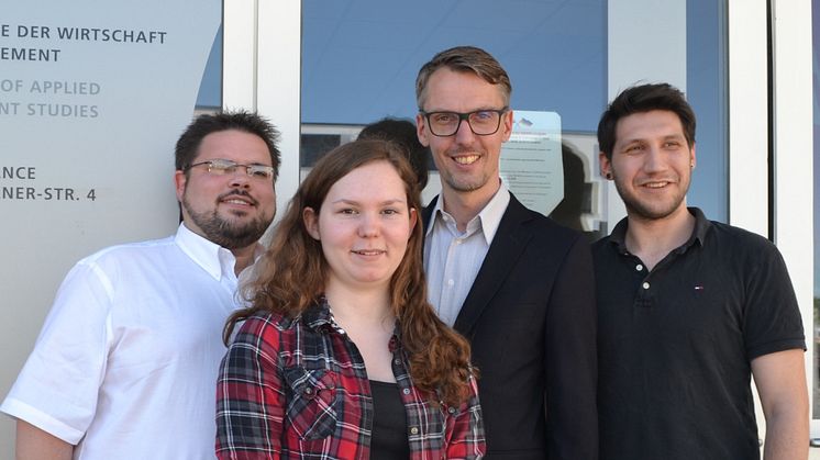 (v.li.): Daniel Schneider, Alina Diehl, Prof. Lars Castellucci, Marc Geuss. 