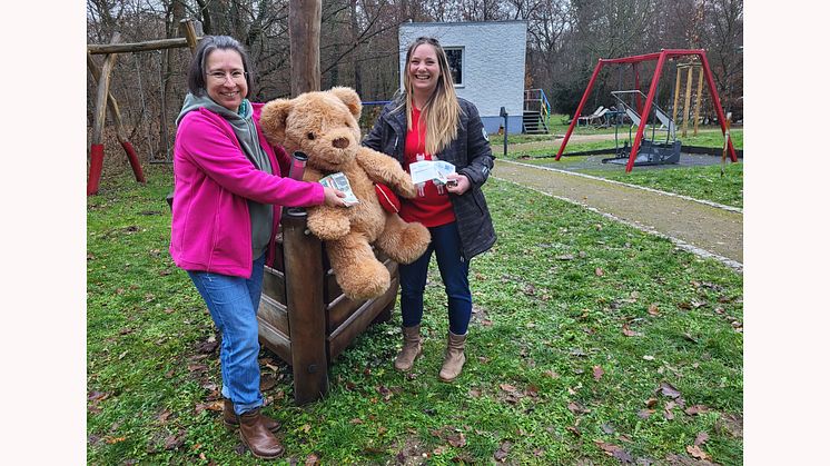 Kerstin Stadler vom Kinderhospiz und Victoria Wieland von der Leipziger Firma Sprint präsentieren stolz die gesammelten Spenden 