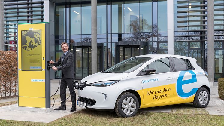 Vor der Unternehmensleitung des Bayernwerks nahm Vorstandsvorsitzender Reimund Gotzel die neue E-Ladesäule in Betrieb.