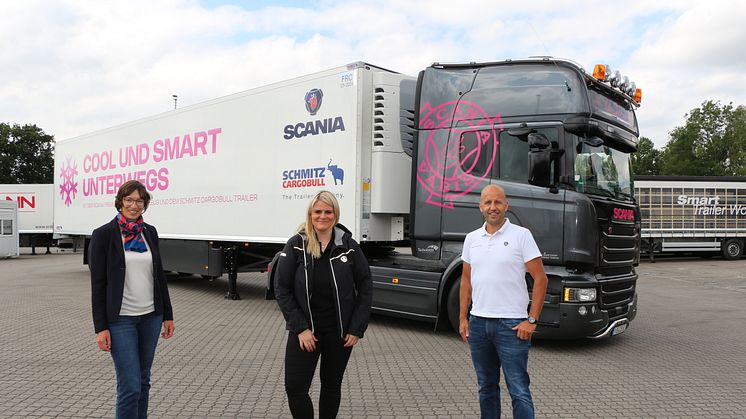 Christina Scheib, Mitte, nimmt ihren neuen Kühlauflieger bei Schmitz Cargobull in Empfang.