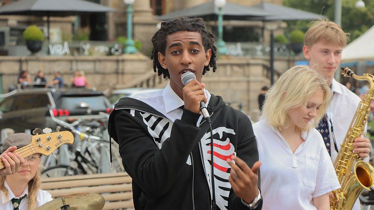 Unga kultursommarjobbare sprider glädje med sina uppträdanden hela sommaren på Göteborgs gator och torg. Här musikgruppen Bukowskis. Foto: Kulturförvaltningen, Göteborgs Stad