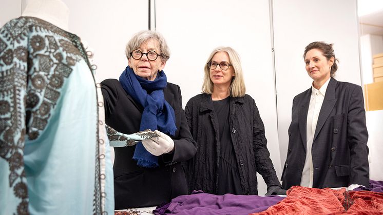 Tonie Lewenhaupt och Susanna Strömquist vid ett besök på Röhsska museet tillsammans med museichef Nina Due.