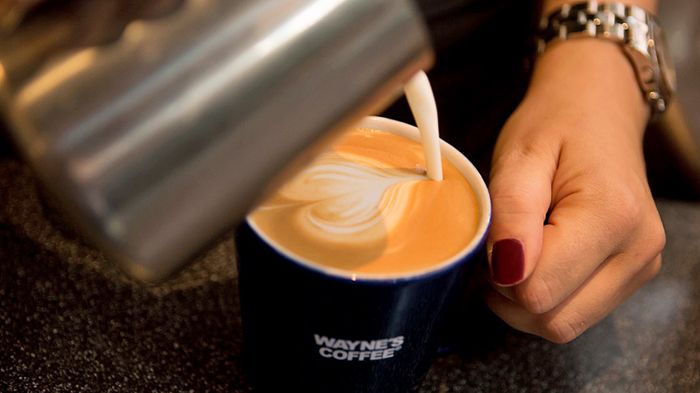 Endast ekologiskt och KRAV-märkt kaffe serveras på Waynes Coffee