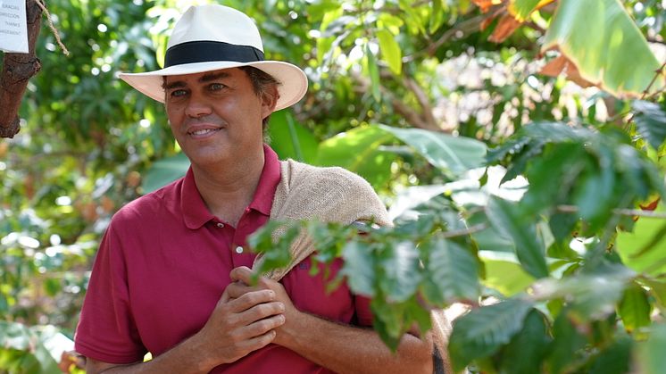Víctor Lugo är en av flera odlare som driver kaffetraditionen vidare på Kanarieöarna. Foto: Canary Islands Tourism.