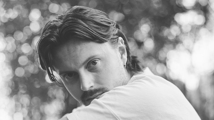 Jesper Lindells nya singel »White Lines« är det andra smakprovet från kommande albumet »Twilights«,