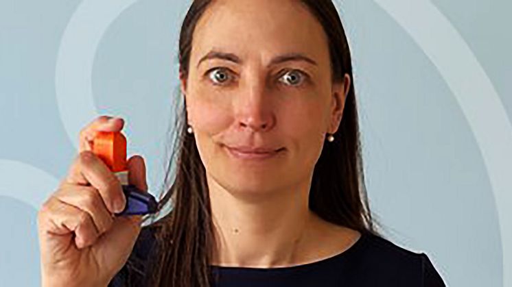 På bilden syns en av grundarna och VD Petra Szszula med en vanlig inhalator.