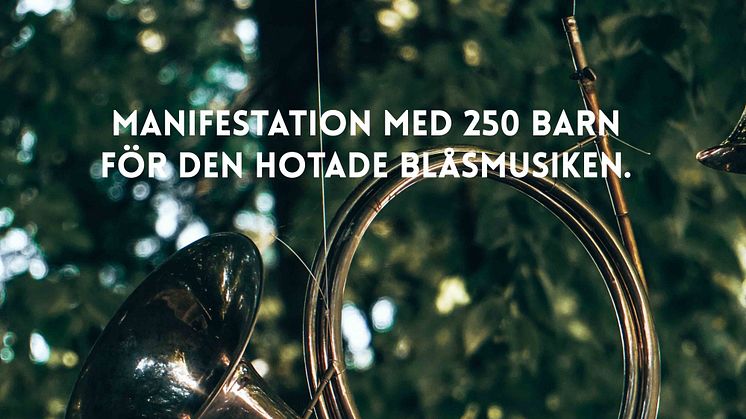 Manifestation med 250 barn för den hotade blåsmusiken!