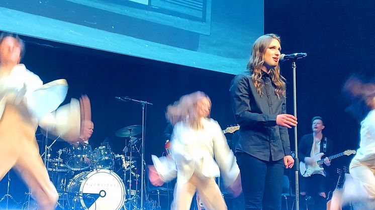 Ercan Nezirovski framför Adeles rolling in the deep med dansare från Kulturskolan samt bandet Kvartiåtta. Foto: Jenny Sigeman