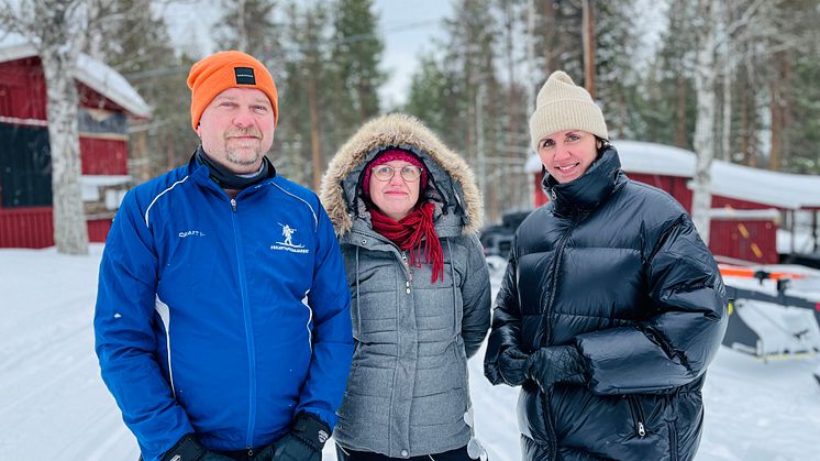 David Lindholm, Friluftsfrämjandet, Karin Eriksson som skickade in förslaget och Anna Boström, Sparbanken Nord kollar in omgivningarna vid elljusspåret i Skelleftehamn.