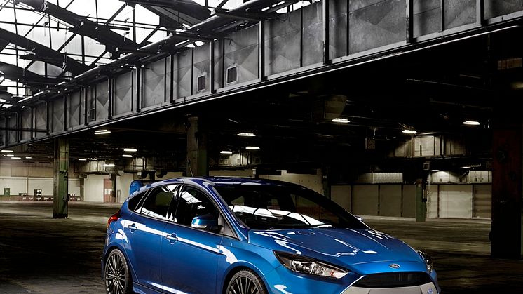 A Ford bemutatja a vadonatúj Focus RS-t, ami 4,7 másodperc alatt gyorsul százas tempóra, a végsebessége pedig 266 km/óra; az autó belépő ára 11.800.000 forint