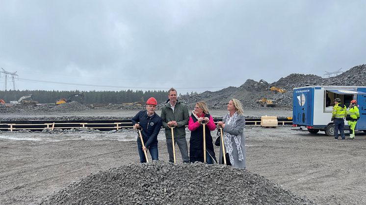 Byggande av SGDS Gruppens nya logistikcenter är i full gång. Här syns Matthias Kettelhoit, Head of Logicenters, Göran Dahlin, vd SGDS Gruppen AB, Agneta Hägglund, oppositionsråd samt Helene Zeland Bodin, kommunstyrelsens ordförande.