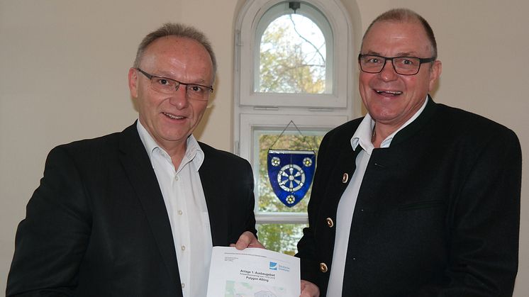 Hans Fent, 1. Bürgermeister der Gemeinde Aßling (links), freut sich sehr auf eine konstruktive Breitbandausbau-Zusammenarbeit mit Peter Reisinger, Regionalleiter von Deutsche Glasfaser in Bayern. (Foto: Deutsche Glasfaser)