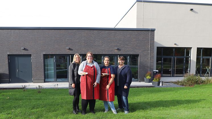 Auf der Terrasse am Kultur- und Bürgerzentrum Neustadt soll es am Sonntag Kaffee und Kuchen geben. Tamara Lohse, Anne Günther, Sude Karadagli und Tanja Keller (von links) freuen sich auf die Besucher*innen. Foto: Melanie Schmitt.