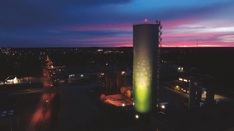 Linde energis ackumulatortank lyser upp och bidrar till en attraktiv miljö.